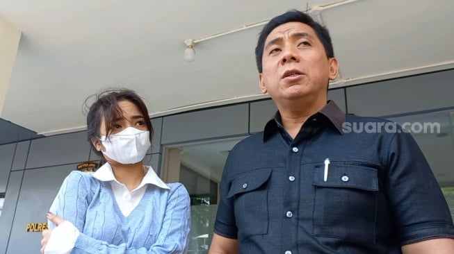 Fuji dan kuasa hukumnya, Sandy Arifin mendatangi Polres Metro Jakarta Barat terkait laporan kasus penggelapan dana,  Senin (6/11/2023) [Semujer.com/Tiara Rosana]