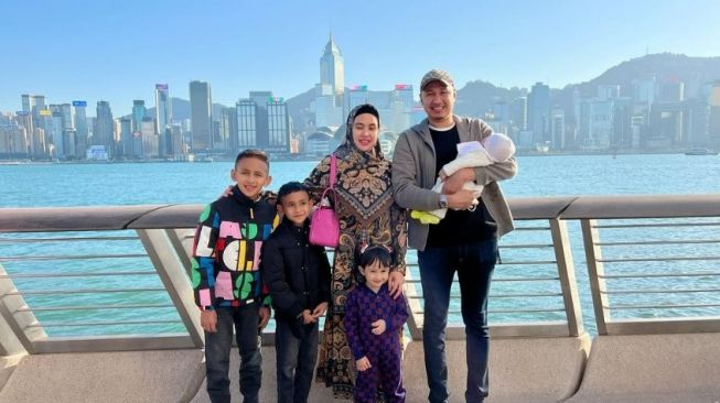 Potret keluarga Kartika Putri liburan di Hong Kong (Instagram/@kartikaputriworld)