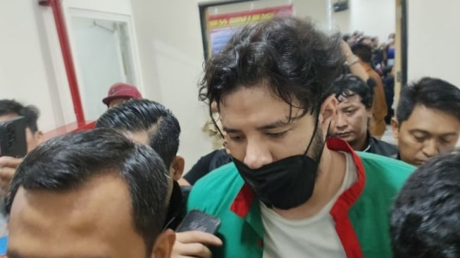 Tersangka kasus penyalahgunaan narkoba artis Ammar Zoni berjalan kembali dari jumpa pers di Polres Metro Jakarta Barat, Jumat (15/13/2023). (ANTARA/Risky Syukur)