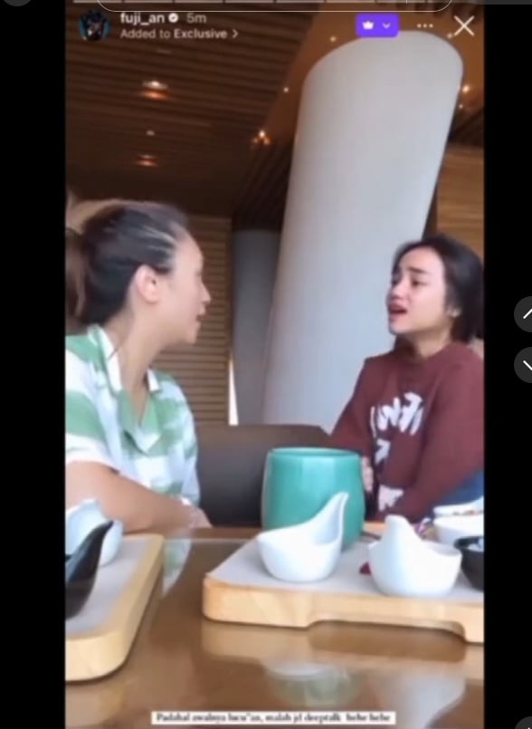 Fuji unggah momen curhat dengan Vio sambil menangis (Instagram)