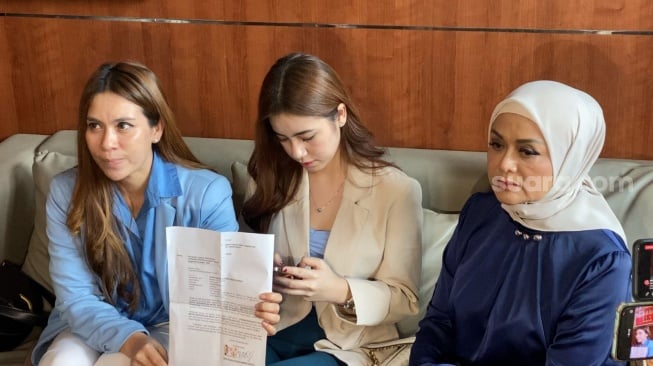 Rinoa Aurora, Yuliana Asaad dan Betharia Sonata usai menyerahkan permohonan pencabutan laporan terhadap Leon Dozan di Polres Metro Jakarta Pusat, Senin (4/12/2023) [Semujer.com/Adiyoga Priyambodo]