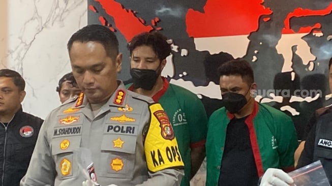 Ammar Zoni di rilis kasus narkoba yang ketiga kalinya di Polres Metro Jakarta Barat, Jumat (15/12/2023). [Semujer.com/Tiara Rosana]