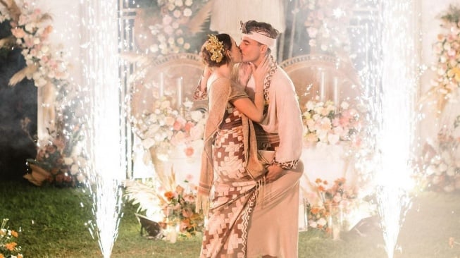 Potret Wedding Kiss Artis Indonesia. (Instagram/laura_theux)