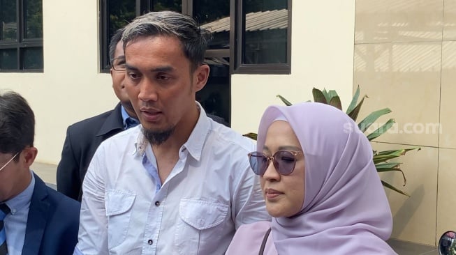 Okie Agustina dan Gunawan Dwi Cahyo usai jalani mediasi gugatan perceraian di Pengadilan Agama Bogor, Jawa Barat, Senin (20/11/2023) [Semujer.com/Adiyoga Priyambodo]