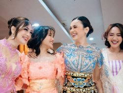 Adab Happy Asmara Bantu Benarkan Baju Fuji Tuai Pujian: Artis Senior Gak Sombong