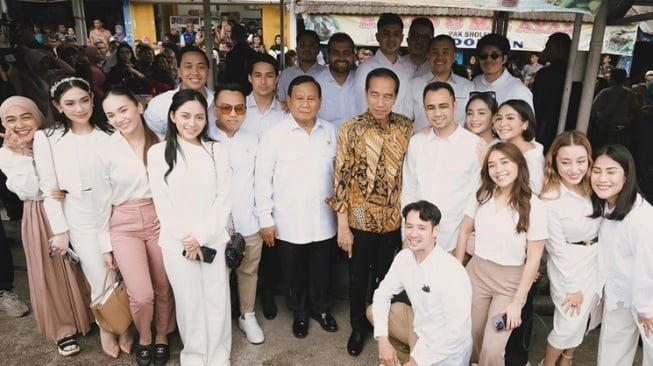 Momen Artis Makan Bakso bareng Presiden Jokowi dan Prabowo (Instagram/raffinagita1717)