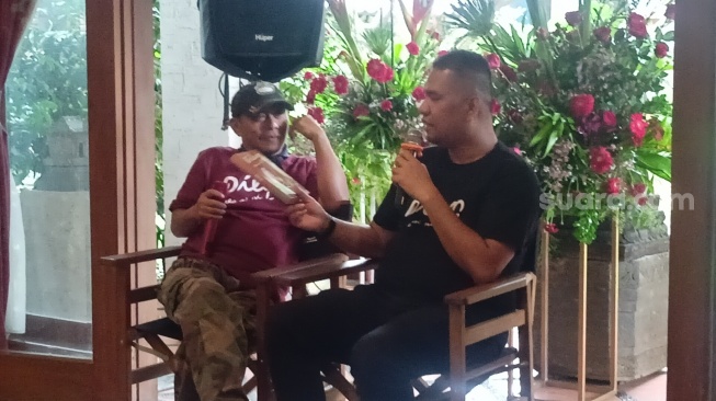 Fajar Bustomi dan Pidi Baiq di film Dilan saat konferensi pers di Duren Tiga, Jakarta Selatan pada Sabtu (27/1/2024) [Semujer.com/Rena Pangesti]
