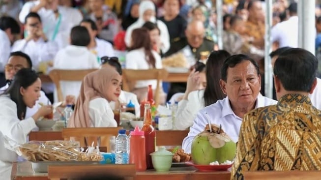 Momen Artis Makan Bakso bareng Presiden Jokowi dan Prabowo (Instagram/prabowo)