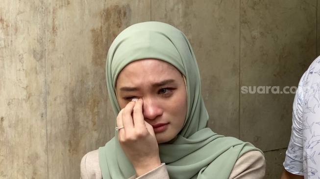 Inara Rusli menangis usai diperiksa atas laporan Virgoun terkait dugaan akses ilegal di Polda Metro Jaya, Jakarta, Selasa (23/1/2024) [Semujer.com/Adiyoga Priyambodo].