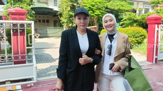 Marissya Icha dan Fitri Salhuteru hendak menjenguk Medina Zein di Lapas kelas IIA Pondok Bambu, Jakarta Timur, Jumat (5/1/2024) [Semujer.com/Rena Pangesti]