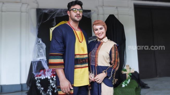 Pasangan Ammar Zoni dan Irish Bella ketika ditemui di Pos Bloc, Jakarta Pusat, Jumat (29/10/2021). [Semujer.com/Alfian Winanto]