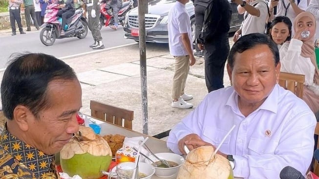 Momen Artis Makan Bakso bareng Presiden Jokowi dan Prabowo (Instagram/prabowo)
