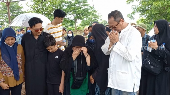 Suasana pemakaman Hartiyo, ayah Anji di TPU Mangun Jaya, Bekasi Timur, di Selasa (16/1/2024). [Semujer.com/Tiara Rosana]