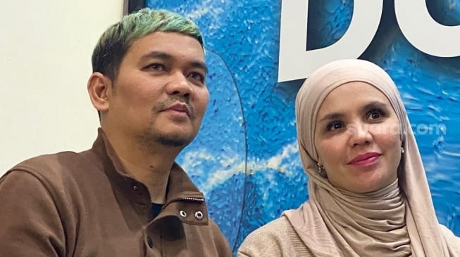 Indra Bekti dan Aldila Jelita di kawasan Tanjung Duren, Jakarta Barat, Senin (27/11/2023). [Semujer.com/Tiara Rosana]