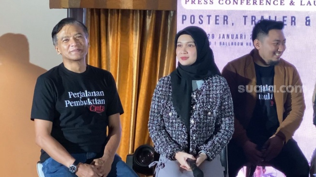 Dea Annisa tampil berhijab bersama Donny Damara di sesi jumpa pers film Perjalanan Pembuktian Cinta di kawasan Melawai, Jakarta, Senin (29/1/2024). [Semujer.com/Adiyoga Priyambodo]