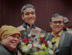 Detik-Detik Dewi Zuhriati dan Haji Faisal Kasih Bunga ke Fadly Faisal