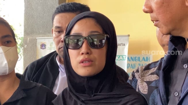 Tamara Tyasmara dan pengacara Sandy Arifin usai proses autopsi jasad putranya, Dante di TPU Jeruk Purut, Jakarta, Selasa (6/2/2024) [Semujer.com/Adiyoga Priyambodo]